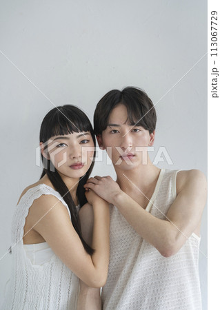 ジェンダーレス　ビューティー・スキンケア　イメージ　カメラ目線の若い男女 113067729