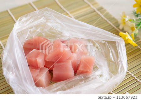 ポリ袋に入れた角切りのびんちょうマグロ ポリ袋に入れた角切りのびんちょうマグロ 113067923