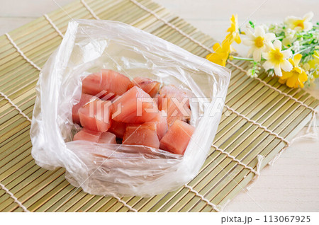マグロの漬け作り 113067925
