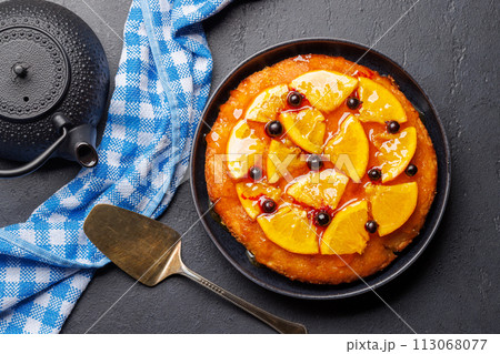 Sweet cake with orange slices and berries 113068077