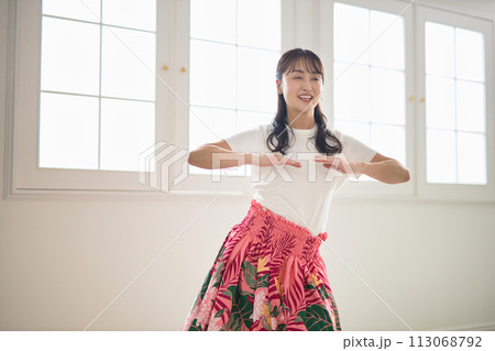 フラダンスを踊るミドル女性 113068792