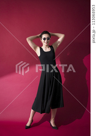 黒いワンピースの女性 黒いワンピースの女性 113068953