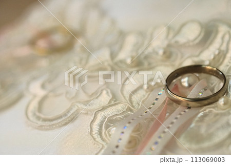 ダイヤモンドのついた結婚指輪 ダイヤモンドのついた結婚指輪 113069003