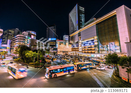 日本の横浜都市景観 3月・横浜駅やJR横浜タワー、バス乗り場などを望む。多くのバスが行き交う＝29日 113069171