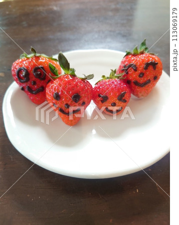 白い皿に乗ったかわいいいちご 113069179