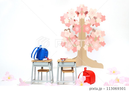 小学校の卒業イメージ 机と卒業証書とランドセルと桜の木 小学校の卒業イメージ 机と卒業証書とランドセルと桜の木 113069301