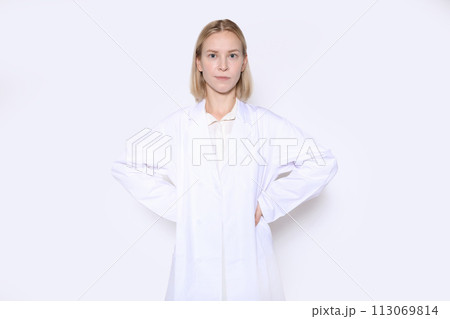 いまいちな表情の女医、研究員 いまいちな表情の女医、研究員 113069814