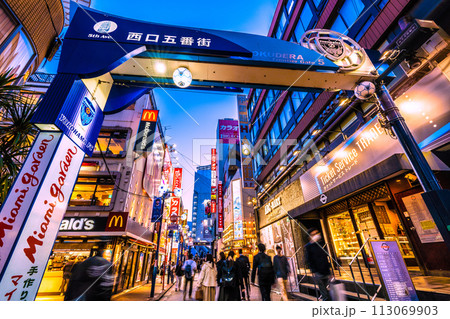 日本の横浜都市景観3月金曜日の夜。横浜駅前の西口五番街などを望む。多くの人が飲み屋街へと…=29日 日本の横浜都市景観3月金曜日の夜。横浜駅前の西口五番街などを望む。多くの人が飲み屋街へと…=29日 113069903