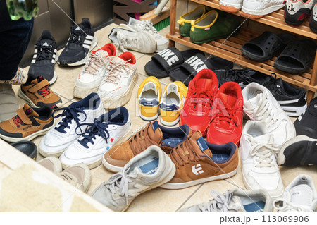 靴がいっぱいの玄関 113069906