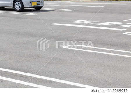 ガラガラの駐車場 ガラガラの駐車場 113069912