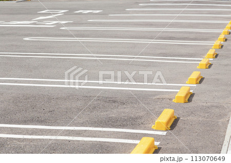 車のいない新しい駐車場 113070649