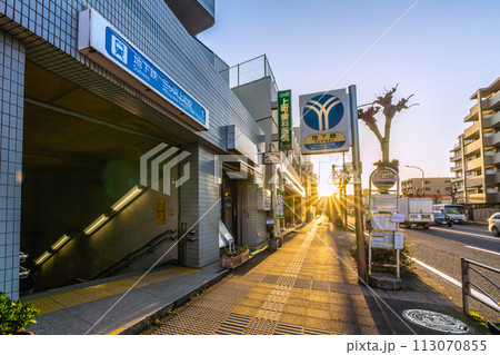 日本の横浜都市景観　地下鉄(横浜市営地下鉄ブルーライン) 三ツ沢上町駅などを望む 113070855