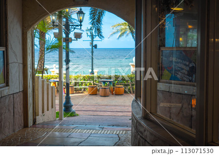 海 街並み アメリカンビレッジ 沖縄 観光 リゾート 快晴  113071530