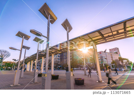 日本の横浜都市景観 地下鉄 センター南駅前やソーラー・省エネ照明灯などを望む。希望の光…=3月29日 日本の横浜都市景観 地下鉄 センター南駅前やソーラー・省エネ照明灯などを望む。希望の光…=3月29日 113071665