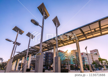 日本の横浜都市景観 地下鉄 センター南駅前やソーラー・省エネ照明灯などを望む。希望の光…=3月29日 日本の横浜都市景観 地下鉄 センター南駅前やソーラー・省エネ照明灯などを望む。希望の光…=3月29日 113071666