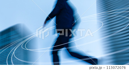 ネイビーのスーツを着たビジネスマン 113072076