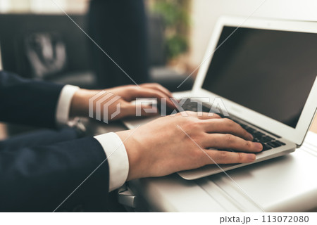 ノートパソコンのあるビジネスシーン 113072080