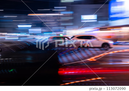 夜の高速道路を走る車 夜の高速道路を走る車 113072090