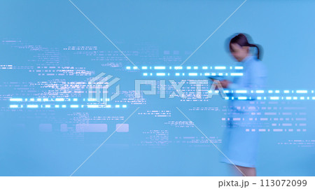 白衣を着て働く人 113072099