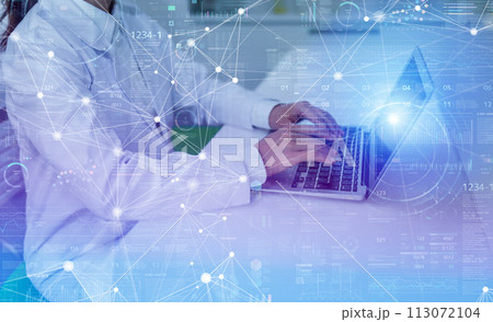 白衣を着た医療や研究系従事者の人物ポートレート 113072104