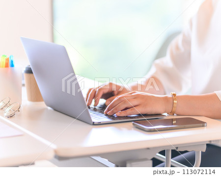 ビジネスシーンの女性イメージポートレート 113072114