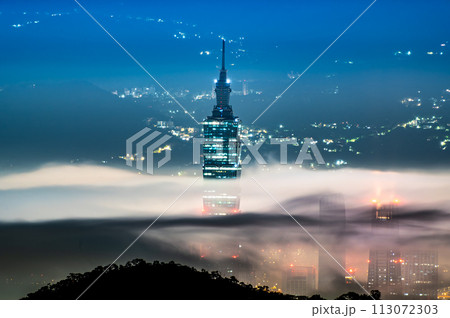 A mesmerizing white mist hangs over Taipei. Urban Glow 113072303