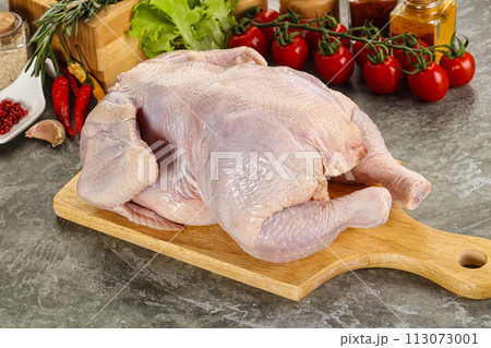 Raw whole chicken for cooking 113073001