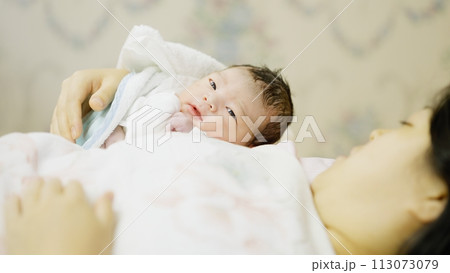 生後0日の新生児 113073079