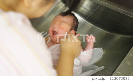 産院で沐浴指導を受ける母親 産院で沐浴指導を受ける母親 113073083