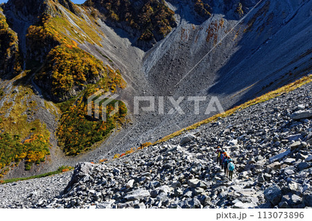 紅葉の北アルプス・涸沢カールを行く登山者 113073896