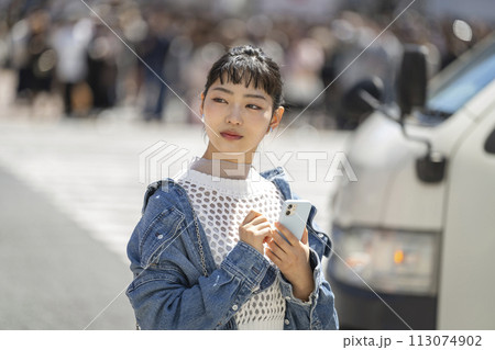 スマートフォンを持った若い女性 113074902