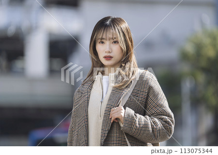 街を歩く20代の女性 街を歩く20代の女性 113075344