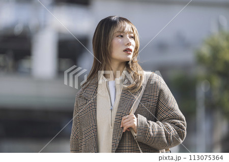 街を歩く20代の女性 113075364