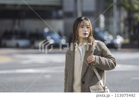 街角に立つカメラ目線の20代の女性 街角に立つカメラ目線の20代の女性 113075492