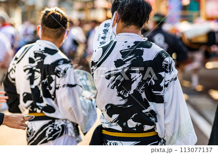奉燈を担ぐ男達の姿 奉燈を担ぐ男達の姿 113077137