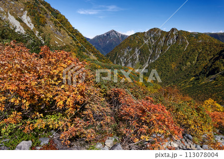 秋の涸沢カールから見る常念岳と屛風ノ頭 秋の涸沢カールから見る常念岳と屛風ノ頭 113078004