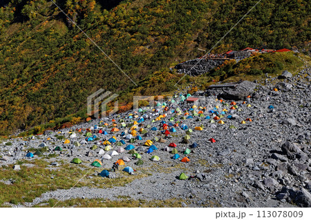 紅葉の涸沢カールのキャンプ場と涸沢ヒュッテ 113078009