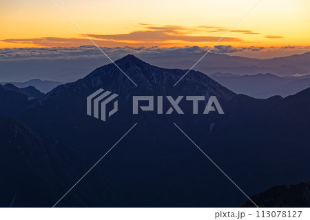 北アルプス・穂高岳稜線から見る夜明けの常念岳 北アルプス・穂高岳稜線から見る夜明けの常念岳 113078127