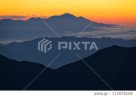 北アルプス・穂高岳稜線から見る夜明けの浅間山 113078208