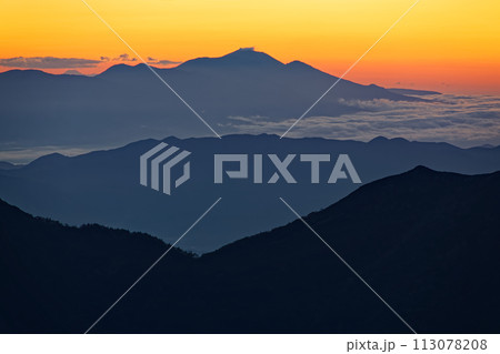 北アルプス・穂高岳稜線から見る夜明けの浅間山 北アルプス・穂高岳稜線から見る夜明けの浅間山 113078208