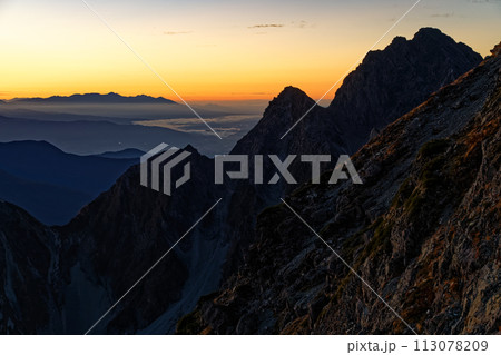 北アルプス・穂高岳山荘付近から見る夜明けの前穂高岳と八ヶ岳 113078209