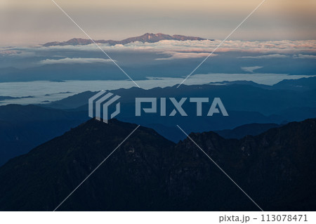 北アルプス・穂高岳稜線から見る夜明けの白山 113078471