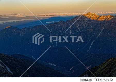 北アルプス・穂高岳稜線から見る朝焼けの笠ヶ岳と白山 北アルプス・穂高岳稜線から見る朝焼けの笠ヶ岳と白山 113078518