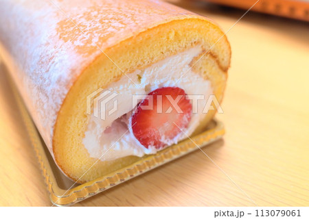 ボリュームたっぷりのいちごクリームロールケーキ ボリュームたっぷりのいちごクリームロールケーキ 113079061
