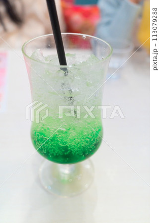 ハワイアンカフェで食す層が分かれたメロンソーダ 113079288