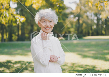 公園のジャージ姿の60代女性 113079584