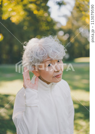 公園の60代女性の聞こえづらさ 113079590