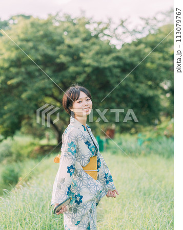浴衣を着た女性 113079767