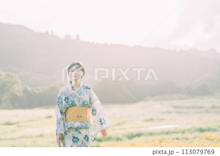 浴衣を着た女性 113079769