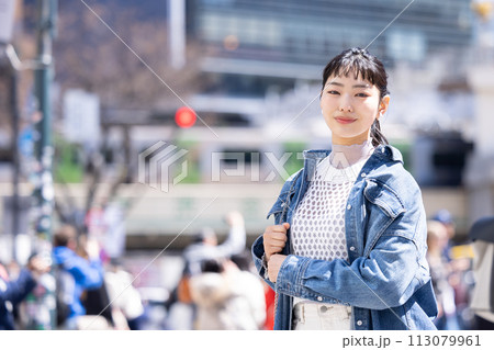 ストリートスナップ　若い女性のポートレート　 113079961